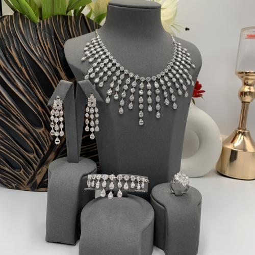 طقم شبكه ذهب تصميم الألماس عيار 18 الوزن 40.8