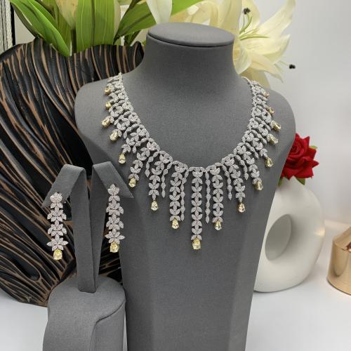 عقد وحلق تصميم الألماس بالفانسي عيار 18 الوزن 57.6