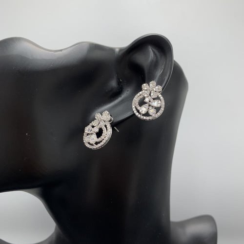 حلق ذهب ابيض تصميم الماس عيار