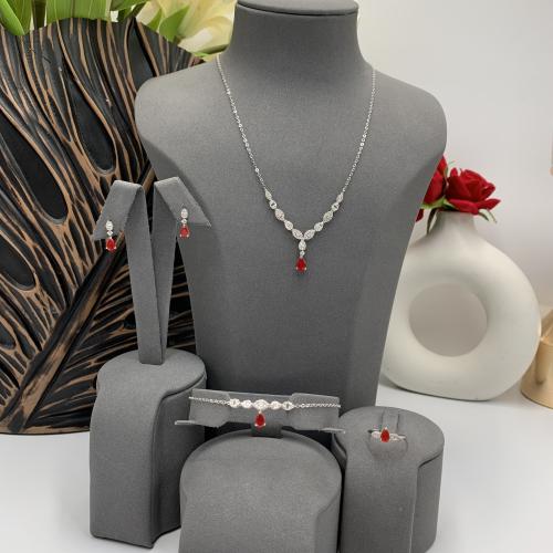 طقم ناعم تصميم الألماس عيار 18 الوزن 6.8