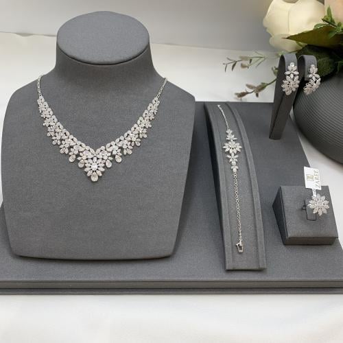 طقم ذهب ابيض تصميم الألماس عيار 18