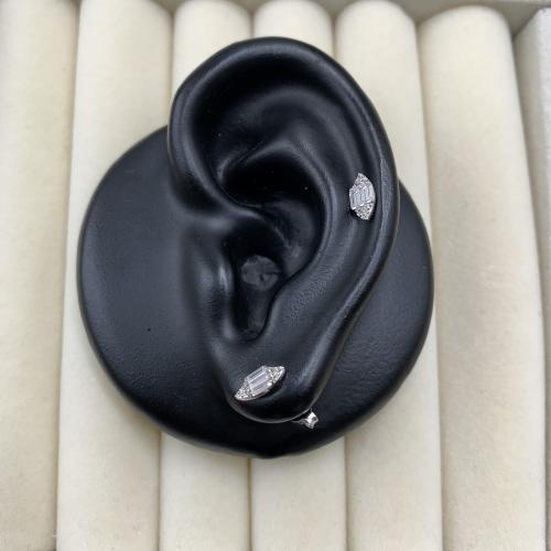 حلق ذهب ابيض تصميم الماس عيار 18