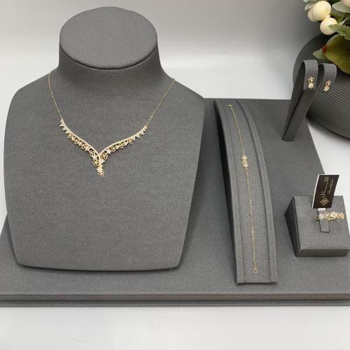 طقم ناعم تصميم الألماس عيار 18 الوزن 6.2