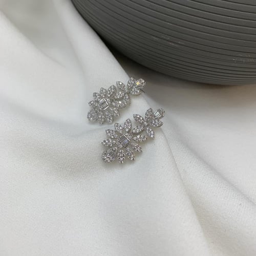 طقم ذهب ابيض تصميم الألماس عيار 18