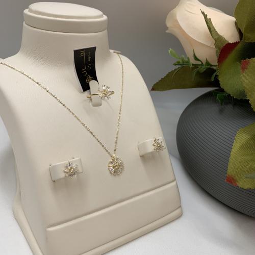 نص طقم ذهب تصميم الألماس عيار 18 الوزن 2.3