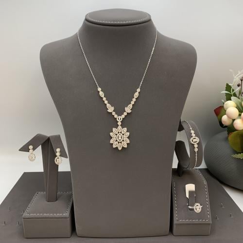 طقم شبكه ذهب ابيض تصميم الألماس عيار 18 الوزن 11.4