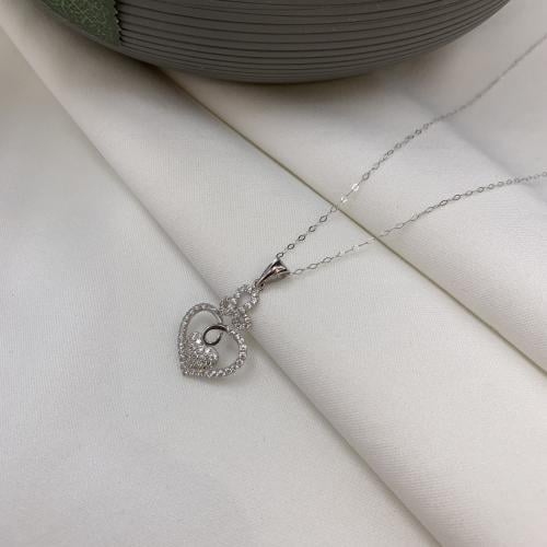 تعليقه ذهب ابيض تصميم إلالماس عيار 18