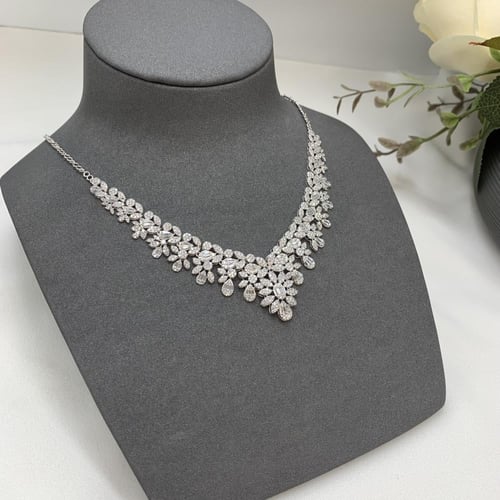 طقم ذهب ابيض تصميم الألماس عيار 18