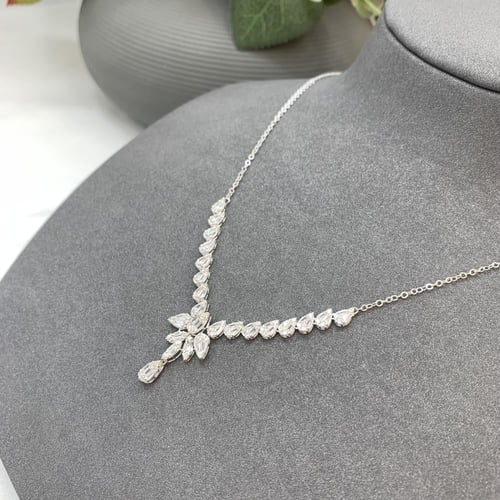 طقم ذهب ابيض تصميم الألماس عيار 18 الوزن 8.6