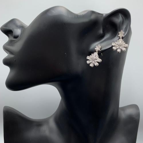 حلق ذهب ابيض تصميم الماس عيار 18