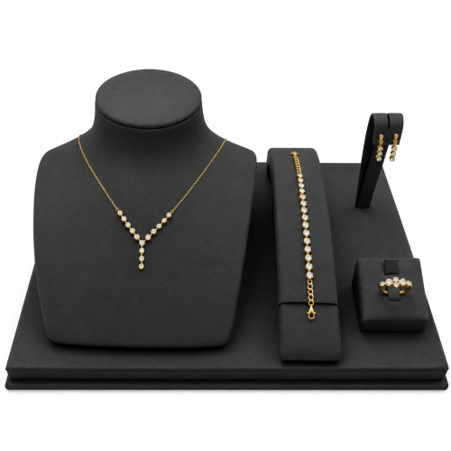 Soft set with diamond design, 18 karat, weight 4.7