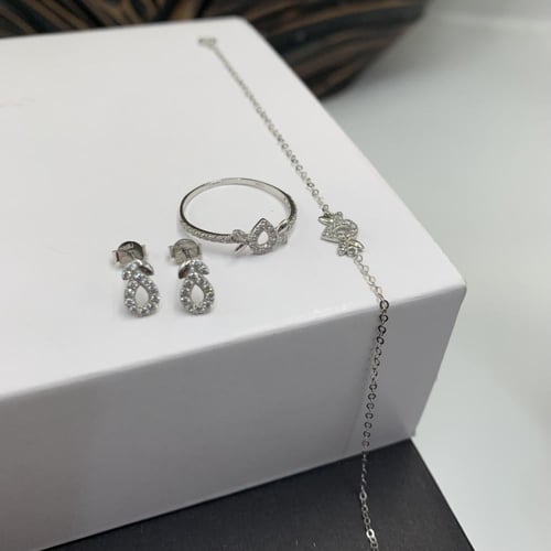 طقم ناعم تصميم الألماس عيار 18 الوزن 4.4