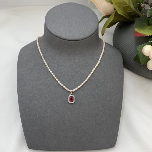 عقد اللؤلو الزراعي بالذهب الأبيض عيار 18