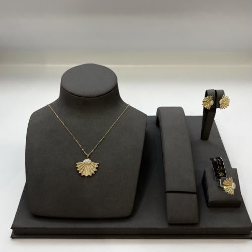 طقم ناعم تصميم الألماس عيار 18 الوزن 9.2