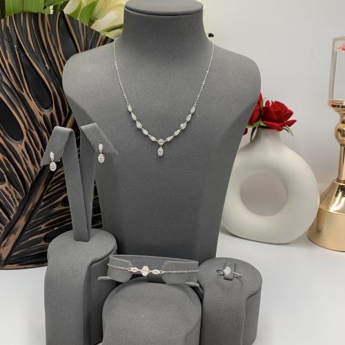 طقم ناعم تصميم الألماس عيار 18 الوزن 5.7