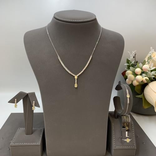 طقم ذهب ابيض تصميم الألماس بالفانسي عيار 18 الوزن...