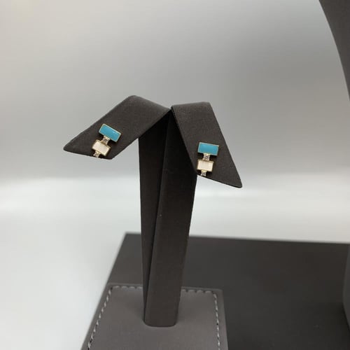 طقم إيطالي باللون الأبيض والفيروزي عيار 18 الوزن 8...