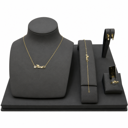 18 karat set, weight 3.7