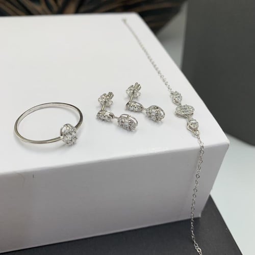 طقم ناعم تصميم الألماس عيار 18 الوزن 5.7