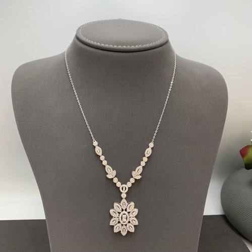 طقم شبكه ذهب ابيض تصميم الألماس عيار 18 الوزن 11.4