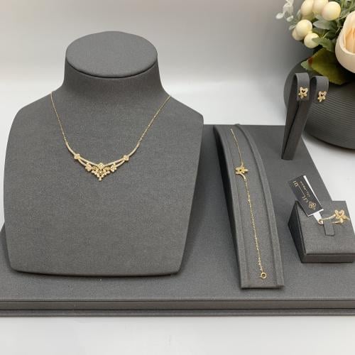 طقم ناعم تصميم الألماس عيار 18 الوزن 6.2