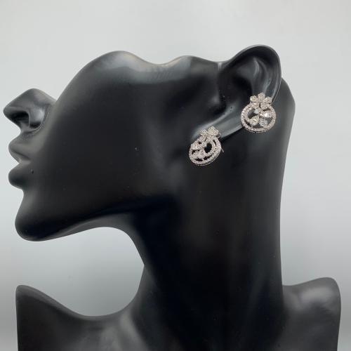 حلق ذهب ابيض تصميم الماس عيار