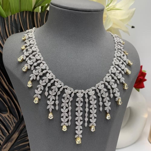 عقد وحلق تصميم الألماس بالفانسي عيار 18 الوزن 57.6