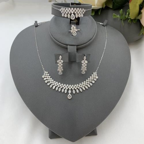 طقم ذهب ابيض تصميم الألماس عيار 18 الوزن 11.8