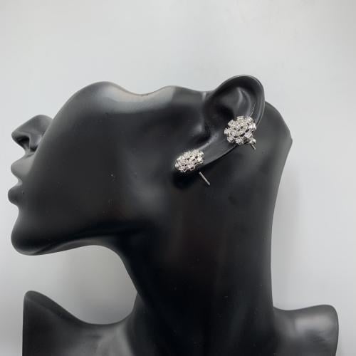 حلق ذهب ابيض تصميم الماس عيار 18 الوزن 2.94