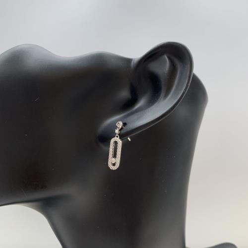 حلق ذهب ابيض تصميم الألماس عيار 18 الوزن 2.9