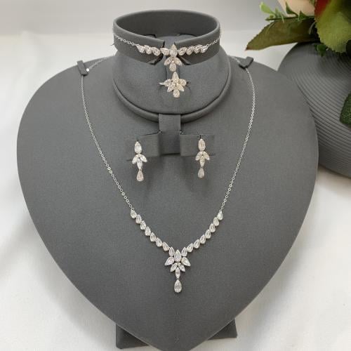 طقم ذهب ابيض تصميم الألماس عيار 18 الوزن 8.6