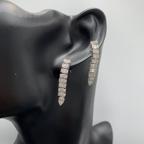 حلق ذهب ابيض تصميم الماس عيار 18 الوزن 3.49