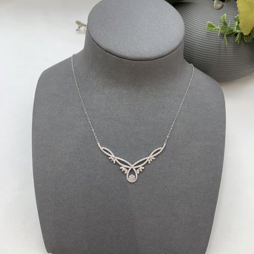 طقم ذهب ابيض تصميم الألماس عيار 18 الوزن 4.4