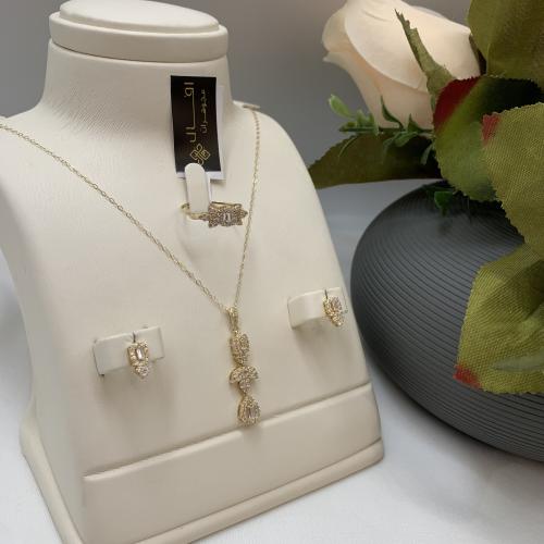 نص طقم ذهب تصميم الألماس عيار 18 الوزن 5.4