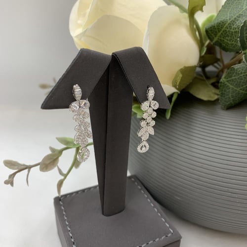 طقم ذهب ابيض تصميم الألماس عيار 18 الوزن 11.8