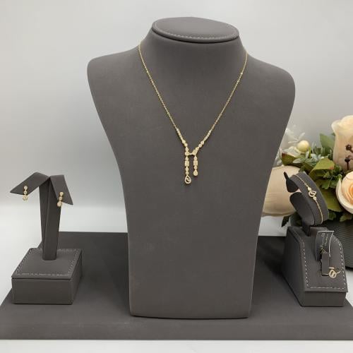 طقم ناعم تصميم. الألماس عيار 18 الوزن 6.2