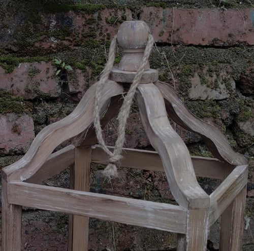 فانوس من الخشب العتيق