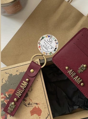 محفظة بطاقات +ميدالية ( اسم +شعار )