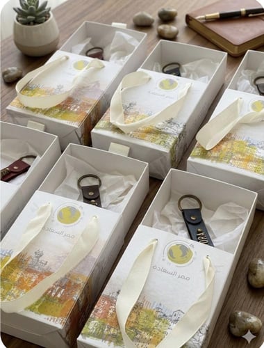 ميدالية جلد بالاسم + بوكس