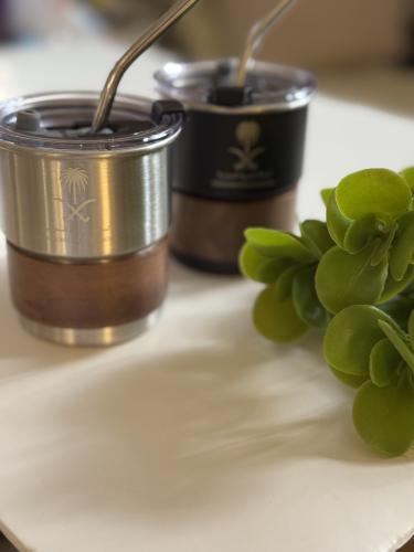 كوب بشعار سيفين ونخلة