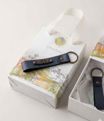 ميدالية جلد بالاسم + بوكس