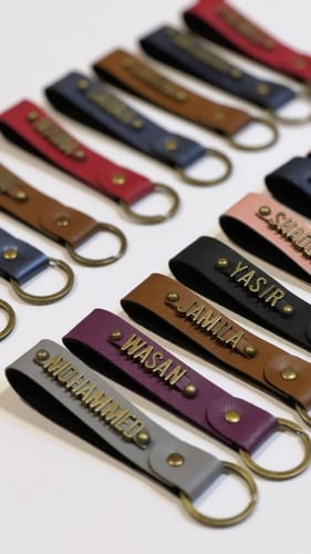 ميدالية جلد بالاسم بدون بوكس