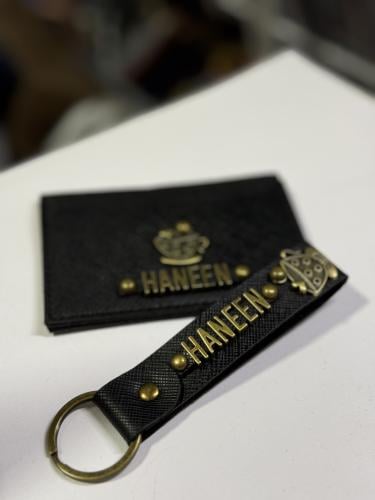 محفظة بطاقات + ميدالية ( اسم وشعار )