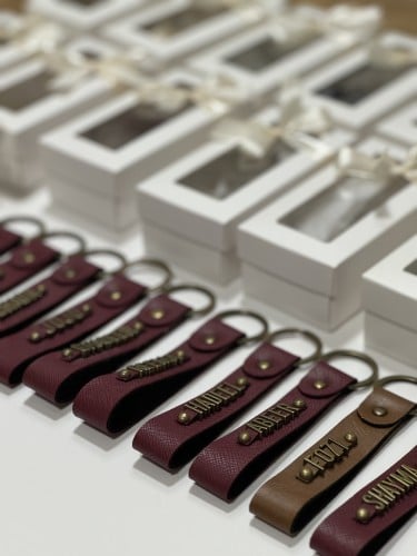 ميدالية جلد بالاسم + بوكس