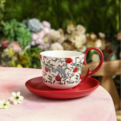 كوب كلاسيكي مع صحن سيراميك