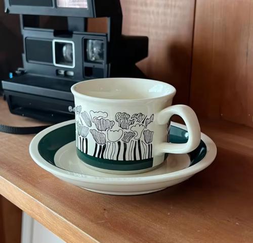 كوب كلاسيكي مع صحن سيراميك