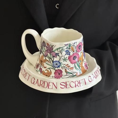 كوب كلاسيكي مع صحن سيراميك