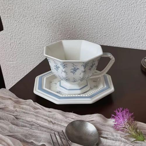 كوب كلاسيكي مع صحن سيراميك