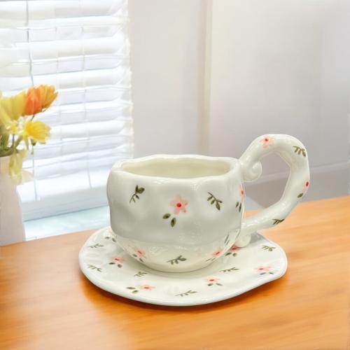 كوب كلاسيكي مع صحن سيراميك