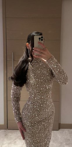 فستان سهرة فخم لامع بأكمام طويلة أنيقة